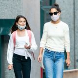 Knallige Farben adé: Schlichte Jeans und Shirts sind die neuen Lieblingsteile von Suri Cruise, und damit sieht sie genauso lässig aus wie ihre Mutter.