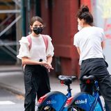 In Sachen Styling lernt Suri Cruise viel von ihrer Mama Katie Holmes. Hier sind die beiden im schwarz-weißen Partnerlook mit dem Fahrrad in New York unterwegs.