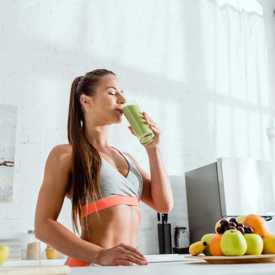 Detox Saftkur: Mit Säften den Körper entgiften, Saftkur, Sportliche Frau trinkt Saftkur