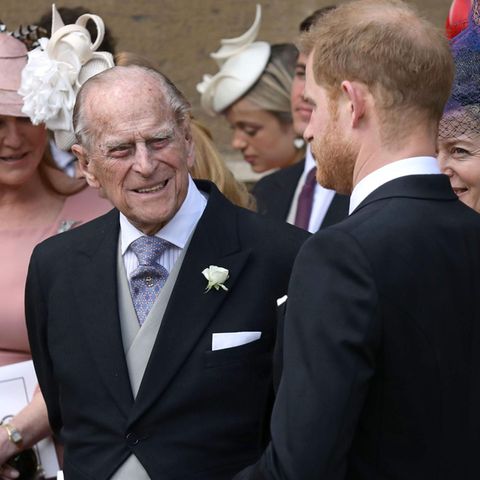 Prinz Philip und sein Enkel Prinz Harry (r.).