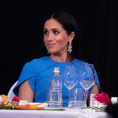 Beim Dinner in Suva, Fidschi, trägt Herzogin Meghan im Oktober 2018 die funkelnden Ohrringe von Chopard, deren Herkunft jetzt für Furore sorgt.