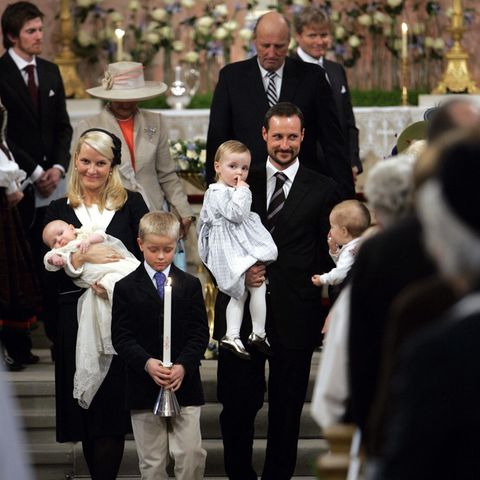 4. März 2006  Im Beisein zahlreicher Vertreter des europäischen Hochadels wird der norwegische Prinz Sverre Magnus im März 2006 in der Osloer Palastkapelle getauft. Zu seinem Ehrentag trägt der Sohn von Prinz Haakon und Prinzessin Mette-Marit ein Taufkleid, das einst von seiner Urgroßmutter genäht wurde. Nach seiner älteren Schwester Ingrid Alexandra (hier auf Papas Arm) steht der royale Spross nun an dritter Stelle der Thronfolge. Sohn Marius (vorne im Bild), den Kronprinzessin Mette-Marit mit in die königliche Ehe brachte, ist hingegen in der Thronfolgeliste nicht mit aufgenommen.