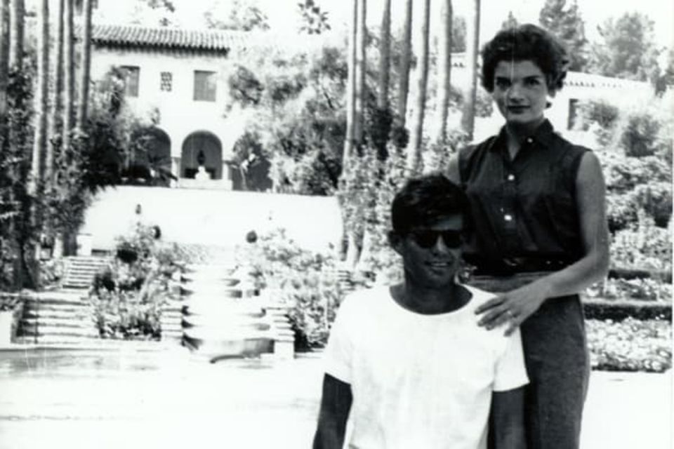 Braun gebrannt und frisch verheiratet posieren John F. Kennedy und Jackie Kennedy in ihren Flitterwochen 1953 vor dem Beverly House.