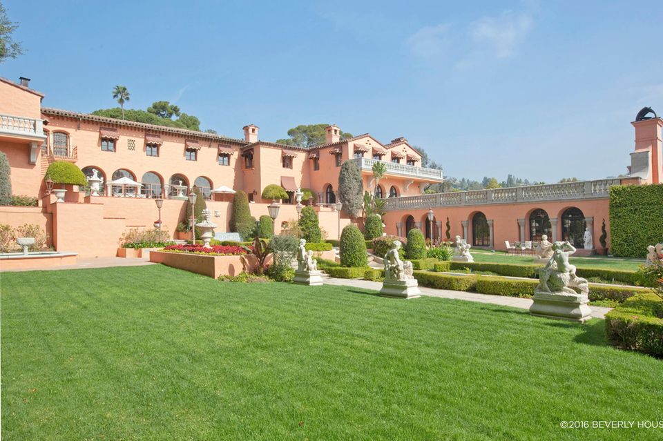 Inspiriert von italienischen Palästen fängt das Beverly House mit seinem zarten Pinkton scheinbar die Sonnenstrahlen ein.