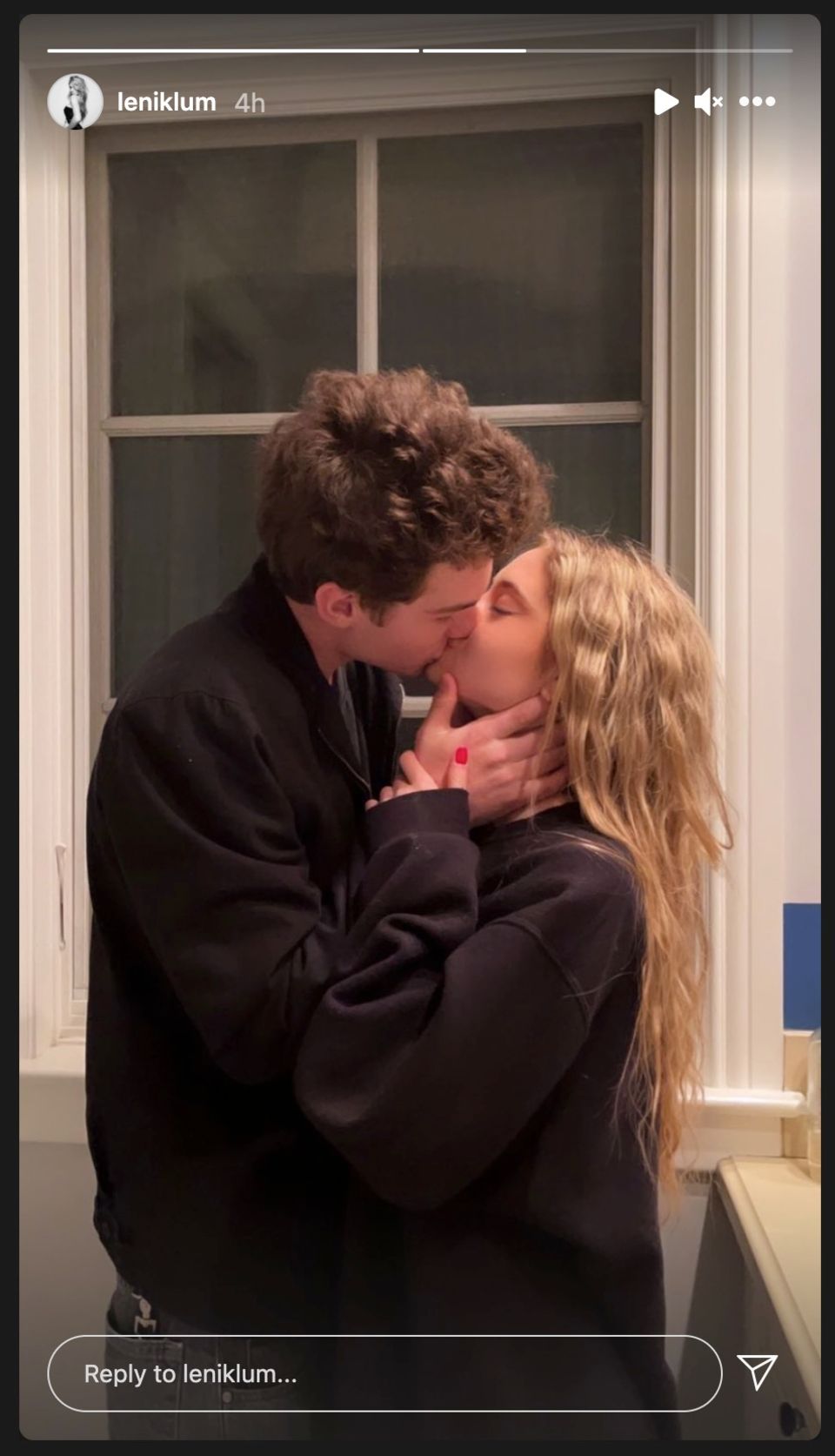 Leni Klum teilt in ihrer Instagram-Story ein Foto von sich beim innigen Kuss mit ihrem Freund.