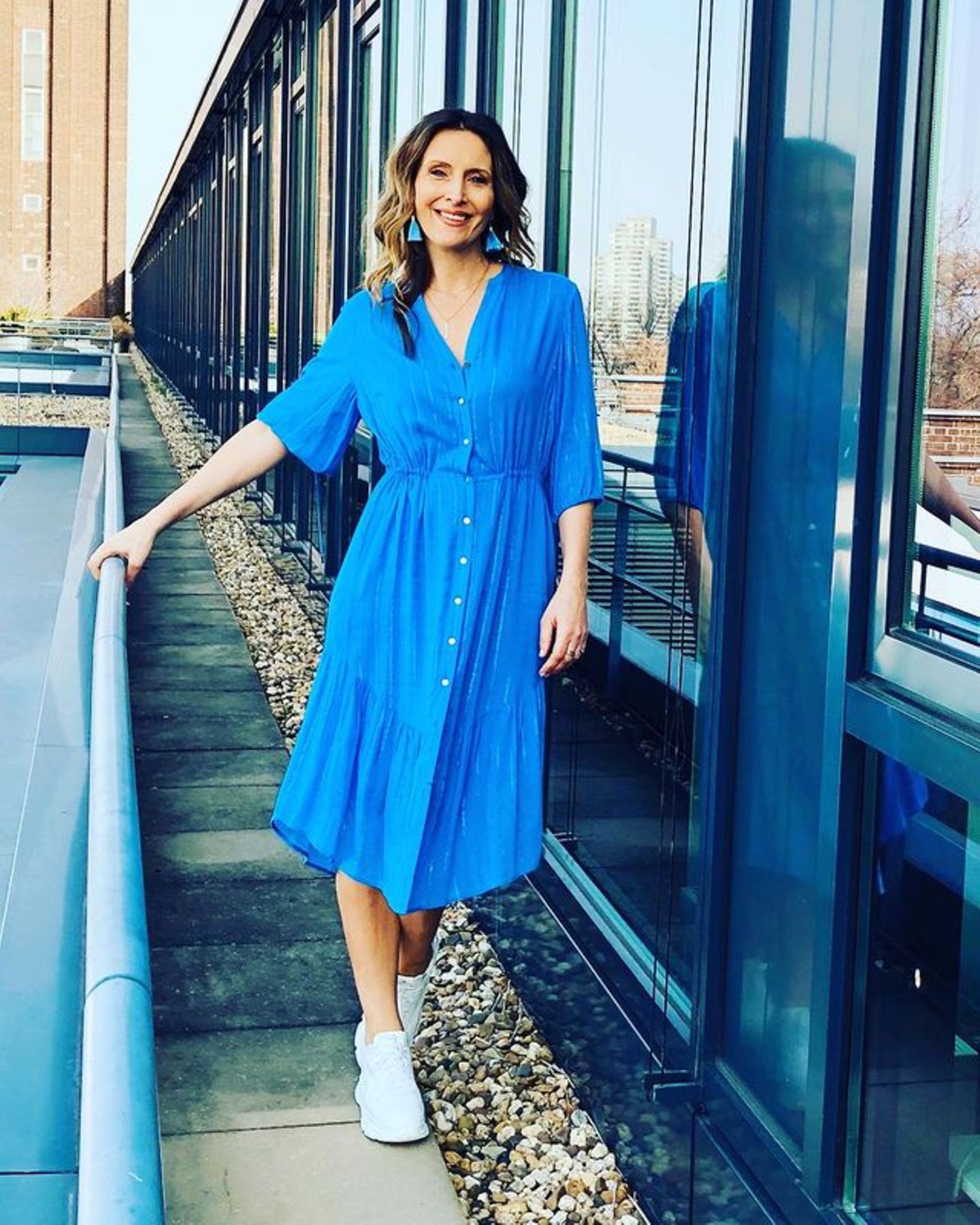 Roberta Bieling läutet in einem knallig-blauen Hemdkleid den Frühling ein. Dazu trägt sie weiße Sneaker und farblich abgestimmte Ohrringe. Scheint, als hätte sie sich den Look abgeschaut ... 