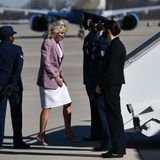 Bei einem Besuch der Benjamin Franklin Elementary School in Connecticut versprüht Dr. Jill Biden mit ihrem frischen Look bereits erste Frühlingsvibes. Das weiße Etuikleid sieht in Kombination mit dem rosafarbenen Woll-Blazer einfach zauberhaft auf. Die Riemchen-Pumps in Altrosa machen ihr Outfit perfekt. 