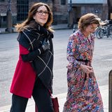 Freudestrahlend kommt Prinzessin Mary zur Diskussionsrunde, einem Anschlusstermin des Nairobi-Gipfels 2019. Wie so oft schafft es Mary bei einem doch recht klassischen Business-Look in Schwarz einen persönlichen Twist zu integrieren. Das rote Top, das hier noch von einem Schal überdeckt wird, ist nämlich ein echter Hingucker. 