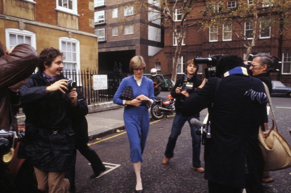 Prinzessin Diana wird 1980 von Fotografen belagert. Es soll bis zu ihrem Lebensende so bleiben.