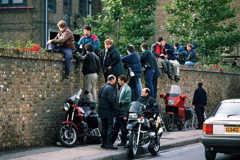 Herzogin Meghan: Fotografen lauern 1994 auf einen Schnappschuss von Prinzessin Diana. Fotografen lauern 1994 auf einen Schnappschuss von Prinzessin Diana.