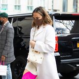 Model und Zweifach-Mama Chrissy Teigen trägt die ultimative Farbkombi: Weiß und Pink. Zugegeben, diese pinken Overknees sind definitiv nicht basic, sie machen ihren schlichten Look allerdings richtig stylisch. Einfach der Hammer!