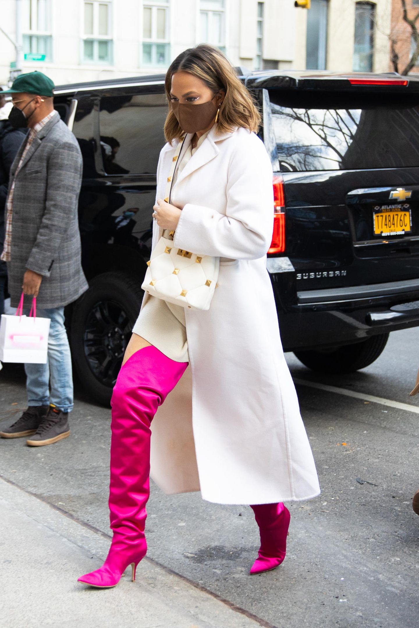 Model und Zweifach-Mama Chrissy Teigen trägt die ultimative Farbkombi: Weiß und Pink. Zugegeben, diese pinken Overknees sind definitiv nicht basic, sie machen ihren schlichten Look allerdings richtig stylisch. Einfach der Hammer!