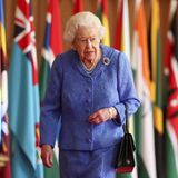 6. März 2021  Der Commonwealth Day (8. März 2021) wird in diesem Pandemie-Jahr etwas anders begangen als sonst. Der britische Königshof lässt es sich trotzdem nicht nehmen, ein neues Foto von Queen Elizabeth zu veröffentlichen, ein schönes Zeichen in diesen unruhigen Tagen. Hier passiert die Königin die Flaggen des Commonwealth in der St. George's Hall auf Schloss Windsor im Rahmen der diesjährigen Feierlichkeiten. 
