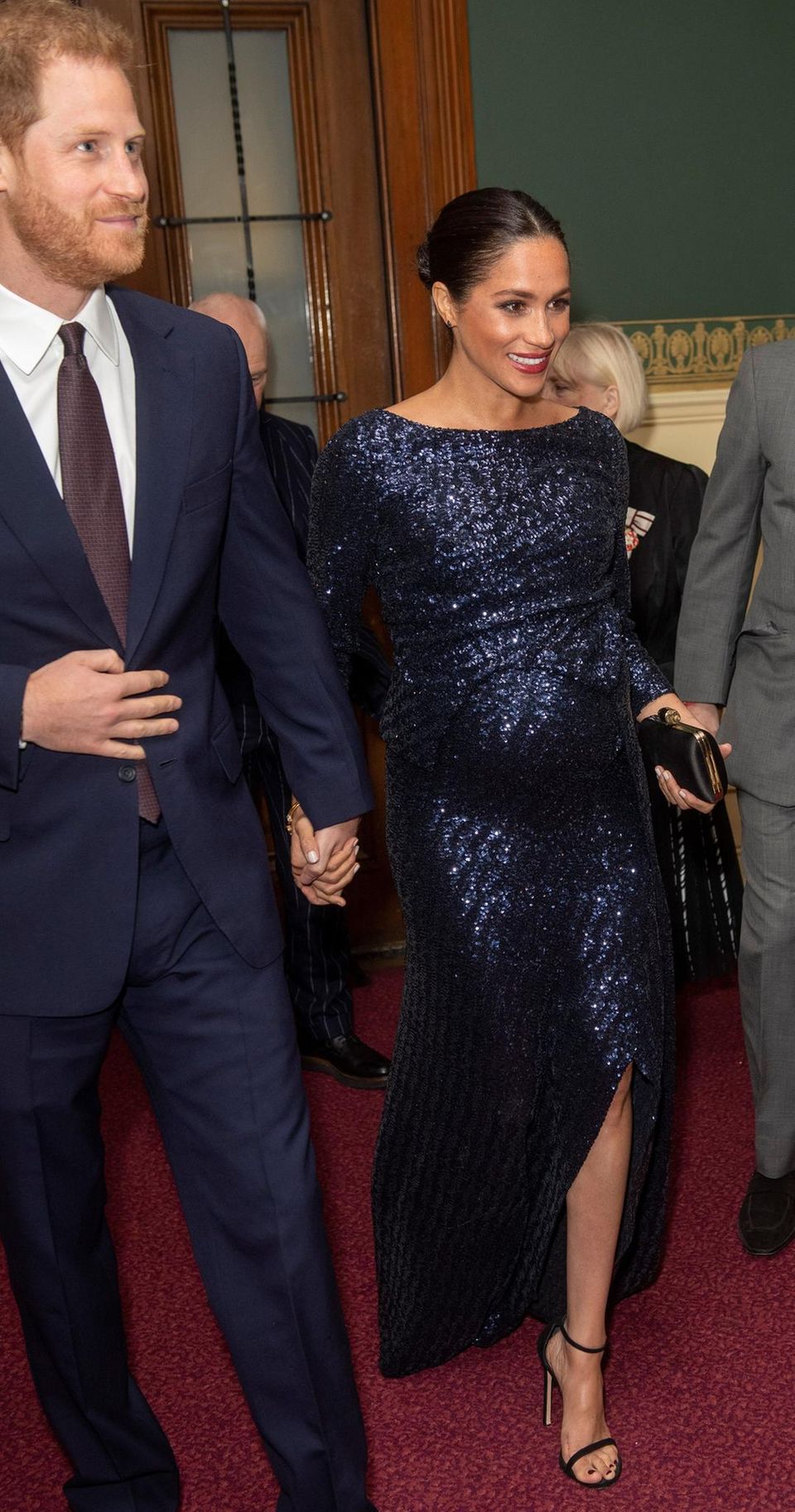Erschütterndes Geständnis : Herzogin Meghan lacht, als sie in die Royal Albert Hall kommt. In ihr soll es anders – sehr düster – ausgesehen haben. Herzogin Meghan lacht, als sie in die Royal Albert Hall kommt. In ihr soll es anders – sehr düster – ausgesehen haben.