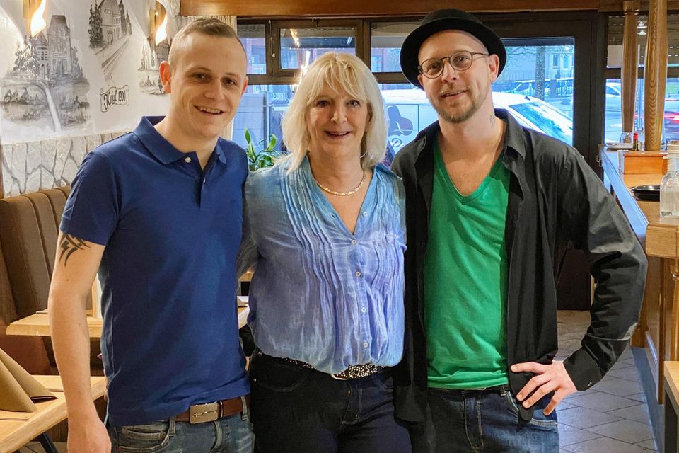 "Schwiegertochter gesucht": "Schwiegertochter gesucht": Die Brüder Ben (links) und Mike mit ihrer Mutter Mireille "Schwiegertochter gesucht": Die Brüder Ben (links) und Mike mit ihrer Mutter Mireille