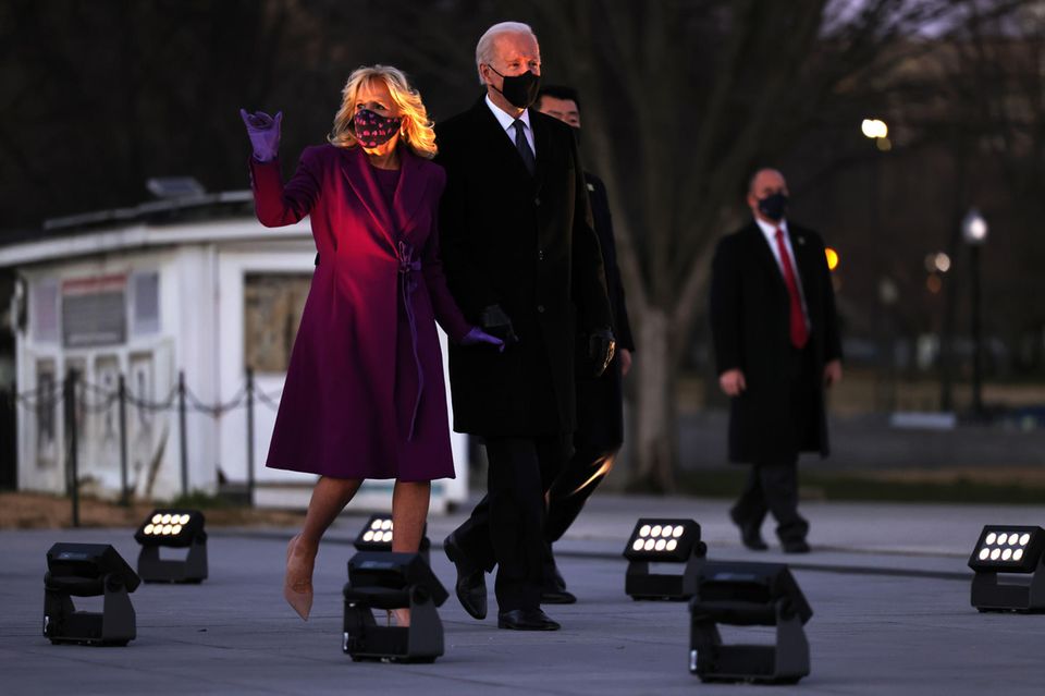 Jill Biden: Zum Gottesdienst am Vorabend der Amtsübergabe trägt Jill Biden ein lilafarbenes Paar Lederhandschuhe von Wing&Weft. Zum Gottesdienst am Vorabend der Amtsübergabe trägt Jill Biden ein lilafarbenes Paar Lederhandschuhe von Wing&Weft.