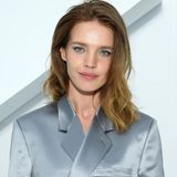 Natalia Vodianova hat für sich die Antwort gefunden. Unter das süße Throwback-Foto von sich selbst schreibt sie an ihre Tochter gewandt: "Seid nett zu euch. Du musst dir Achtsamkeit nicht verdienen, du musst es für dich selbst lernen. Lerne dir selbst zu vergeben. Lerne dich selbst zu lieben. Lerne auf deinen Geist und Körper zu hören. Du bist so jung, dass du noch nicht weißt, wer du bist und das ist in Ordnung! Du hast keine Ahnung, welche Chancen und Möglichkeiten vor dir liegen oder welche Herausforderungen diesbezüglich bestehen." Ein Geheimrezept gäbe es nicht, so Natalia weiter, man müsse selbst seinen Weg gehen und gewisse Dinge einfach selbst ausprobieren. Eine sehr süße Nachricht an ihre Tochter - finden wir. 