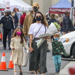 März 2021  In der einen Hand die Kids, in der anderen die Einkäufe: Lässig schlendern Ashton Kutcher und Mila Kunis gewohnt bodenständig als Familie über den "Farmers Market" in Los Angeles.