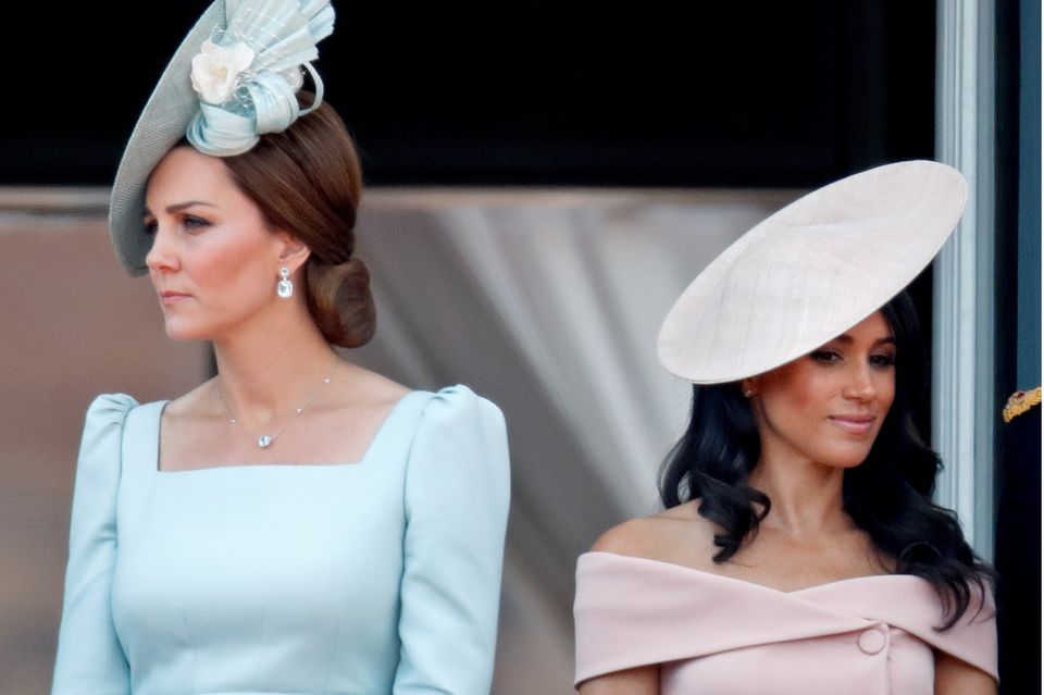 Prinz Harry + Herzogin Meghan: Herzogin Catherine und Herzogin Meghan, hier im Juni 2018 bei "Trooping the Colour" in London, haben beide in die Royal Family eingeheiratet. Mit dem Leben am Hof könnten sie doch nicht unterschiedlicher zurecht kommen. Herzogin Catherine und Herzogin Meghan, hier im Juni 2018 bei "Trooping the Colour" in London, haben beide in die Royal Family eingeheiratet. Mit dem Leben am Hof könnten sie doch nicht unterschiedlicher zurecht kommen.