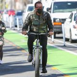 Zu den Lieblingshobbys des Schauspielers gehören Fahrradtouren durch das sonnige Los Angeles. Diesmal wagt sich Arnold Schwarzenegger im Camouflage-Look und verspiegelter Sonnenbrille auf die Radwege Hollywoods.