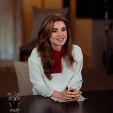 Königin Rania beherrscht sie im Schlaf, die Fashion-Tricks der Royals. Wenn bestimmte Kleidungsstücke nicht zu einhundert Prozent dem Anlass entsprechen, weiß sie sich zu helfen. So trägt sie die weiße Bluse des Labels Marni kurzerhand etwas anders, als der eigentliche Entwurf es vorgibt: Die rote Schluppe trägt das jordanische Königsoberhaupt nicht, wie eigentlich gedacht auf dem Rücken, sondern vorne zu einem Halstuch gebunden. Übrigens: Die Bluse einfach andersherum zu tragen, ist ein Trick, den auch Herzogin Catherine bereits angewendet hat.