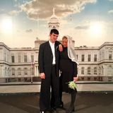 Überraschung, Chloe Sevigny hat geheiratet – und zwar schon vor genau einem Jahr! Das verriet sie nun mit diesem Throwback-Foto auf Instagram. Dabei fällt besonders der ungewöhnliche Look der Braut auf: schwarzes Jerseykleid, schwarze Strumpfhose, schwarze Boots.