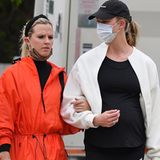 Im November 2020 hat Karlie Kloss uns an ihrem Glück teilhaben lassen: Das Topmodel ist zum ersten Mal schwanger. Seitdem hat sich einiges getan, wie man bei diesem Bild sieht. Beim Spaziergang mit ihrer Freundin versucht Karlie den Bauch zwar mit einem schwarzen Outfit zu kaschieren, die Babykugel ist aber nicht mehr zu übersehen. 