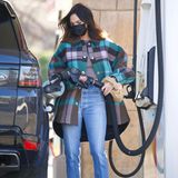 10. März 2021  Megan Fox tankt noch einmal auf, bevor es zum nächsten Projekt geht. Der Hollywoodstar macht einen kurzen Pitstop an der Zapfsäule in Calabasas. In angesagten Jeans mit Beinschlitz und einer frühlingshaft karierten Oversize-Jacke, die ihr knappes Crop-Top nur erahnen lässt, startet die Schauspielerin sportlich-leger in den Arbeitstag. Tank aufgefüllt, Wohlfühlklamotten am Leib - jetzt kann nichts mehr schiefgehen.