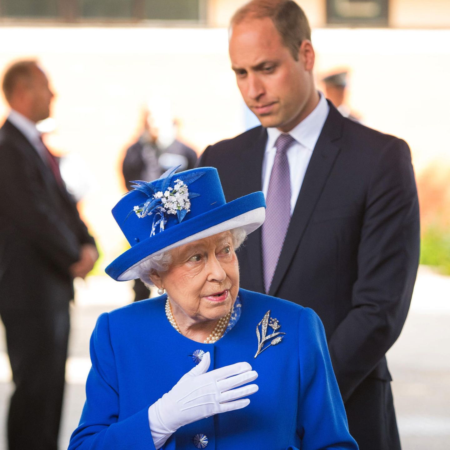 Prinz William Queen Elizabeth Steht Hinter Ihrem Enkel Gala De