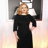 2012  In diesem dezenten Glamour-Look von Giorgio Armani gewinnt Adele sage und schreibe sechs Grammys.