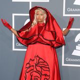 2012  Im roten Satin-Outfit von Verscae könnte Nicki Minaj glatt als Heilige durchgehen.