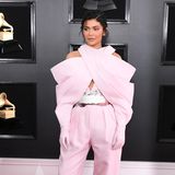 2019  Im bonbonfarbenen Jumpsuit von Balmain Couture sorgt Kylie Jenner für einen der ungewöhnlichsten Looks auf dem Grammy-Teppich.
