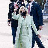 Grau und trist? Nicht mit Jill Biden! Die First Lady ist auf Heimatbesuch in Wilmington und hat sich für diesen Trip für einen farbenfrohen Look entschieden. Das blassgrüne Etuikleid mit passendem Mantel läutet nicht nur den Frühling ein. Es ist auch ein Beweis dafür, dass – entgegen aller modischen Vorurteile – auch Blondinen zu Pastellfarben greifen können.