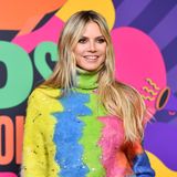 Passender könnte ein Outfit kaum sein: Für die bunten Kids' Choice Awards hat sich Heidi Klum einen ebenso farbenfrohen Look von Dolce&Gabbana ausgesucht. 