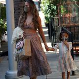 In Beverly Hills ist der Frühling bereits ausgebrochen – das beweisen die Looks von Chrissy Teigen und ihrer Tochter Luna. Während das Model zu einem sexy Ensemble von Zimmermann, bestehend aus Tellerrock und  Bustier, greift, hat sich Luna für ein niedliches Kleidchen mit passenden Glitzerballerinas entschieden. Was für ein stylisches Mutter-Tochter-Duo! 