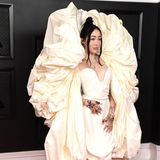 Eine große Nacht für Noah Cyrus. Die kleine Schwester von Miley Cyrus war zum ersten Mal für einen Grammy als Newcomerin des Jahres nominiert und ging leider leer aus. Mit ihrem aufwendigen Kleid von Schiaparelli bleibt sie jedoch definitiv in Erinnerung.