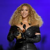 Abräumerin des Abends war Beyoncé, die mit ihrem 28. Grammy-Gewinn in die Geschichte eingeht. Und auch für ihr enganliegendes Lederkleid mit passenden Handschuhen von Schiaparelli hätte die Sängerin eigentlich einen Preis verdient.