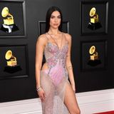 Viel Haut zeigt Sängerin Dua Lipa in ihrem maßgeschneiderten Versace-Kleid. Die Sängerin war ganze sechsmal nominiert. Mit nach Hause nehmen durfte die 25-Jährige jedoch nur eine Auszeichnung.