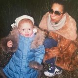 Kamera-affin schien Anna Ermakova schon damals gewesen zu sein: Anlässlich des britischen Muttertags, postet die heute 20-Jährige ein süßes Throwback-Foto zusammen mit Mama Angela auf ihrem Instagram-Account. Den royalblauen Wintermantel und eine süße Mütze in Beige hat sie auf dem zweiten Foto kurzerhand gegen ein sommerliches Outfit eingetauscht. 