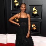 "Song of the Year"-Gewinnern Tiara Thomas begeistert nicht nur durch ihren emtionalen Song "I Cant' Breathe", sondern auch mit ihrem schwarzen BCBGMaxazria-Kleid.