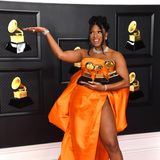 Ein Look, der nicht zu übersehen ist. Rapperin Megan Thee Stallion, die sich über drei Grammys freuen durfte, strahlt mit ihrem knalligen Kleid von Dolce & Gabanna um die Wette. Ihr Schmuck ist von Choppard.