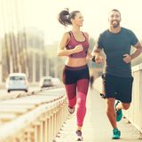 Sportmotivation: Paar beim Joggen