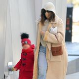 New Yorks coolstes Mutter-Tochter-Duo macht mal wieder die Straßen von Manhattan unsicher. Auf stylische Outfits bei Mutter Irina und süße Looks bei Tochter Lea ist einfach Verlass. Während das Topmodel gerne und oft auf teure Designer-Pieces setzt, hat sie sich dieses Mal für einen Strickpullover  mit Kapuze von Mango entschieden, der mit seinem Preis von 50 Euro wirklich erschwinglich ist.