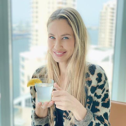 Alessandra Meyer-Wölden startet in ihrer Heimat Miami jeden Morgen mit einer Tasse heißem Wasser mit Zitrone in den Tag