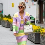 Eine Styling-Inspiration, die wir Ihnen auf keinen Fall vorenthalten wollen, ist Ex-"Pussy Cat Dolls"-Mitglied Ashley Roberts. Die US-amerikanische Sängerin und Schauspielerin verzaubert mit ihrem außergewöhnlichen Sinn für Mode. Auf unserer Shoppingliste steht jedenfalls dank diesem Schnappschuss ein Schlauchkleid aus Strick mit frühlingshaften Farben im Color-Blocking-Stil. 