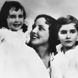 1934  Zur Familie gehört auch Howard, Elizabeth‘ um drei Jahre älterer Bruder. Mit ihrer Mutter posieren sie für ein Familienfoto.