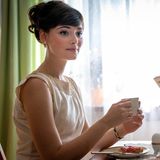 Elegant wie immer zeigt sich Helga am Frühstückstisch. Schon am Morgen hat sie sich stilvoll gekleidet und ihre Haare, samt frisch geschnittenem Pony, perfekt frisiert. Akribisch versucht sie den typischen Rollenbildern der 50er- und 60er-Jahren gerecht zu werden. Im Kampf gegen die gesellschaftlichen Zwänge und für ein selbstbestimmteres Leben wird sie jedoch immer mutiger.