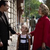 Im poppig bunten Berlin der 60er-Jahre ziehen Freddy (Trystan Pütter) und Monika ihre gemeinsame Tochter Dorli groß. Doch für wen schlägt Monikas Herz wirklich?