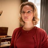 Monikas schulterlanges Haar samt Föhnwelle lässt sie erwachsener wirken. Auch ihre Looks sind in den 60ern klassischer und nicht mehr so jugendlich wie zuvor.