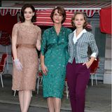 Ku'damm 59  Caterina Schöllack zeigt sich mit zwei ihrer Töchter im Arm: Helga und Monika. Letztere sticht mit ihrem legeren Style ins Auge. So trägt sie eine lilafarbene Hose mit weißer Bluse und einem Cardigan. Helga und Mutter Caterina setzen lieber auf feminine Eleganz und tragen taillierte Spitzenkleider mit schimmernden Strümpfen. 